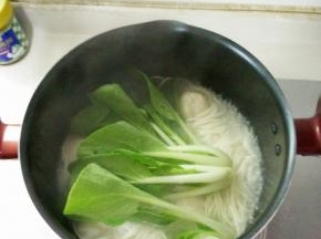 然后加入洗干净后的青菜，继续煮一分钟；