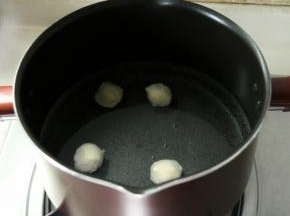 锅里加水，倒入适量的食用油，加入洗干净后的鱼丸开始煮；