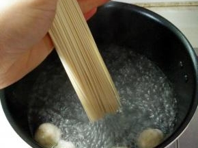 鱼丸汤煮开后，加入香雪挂面，用筷子不停搅拌 ，保持微沸状态，大概4分钟，煮至面条无白芯，软硬适中；