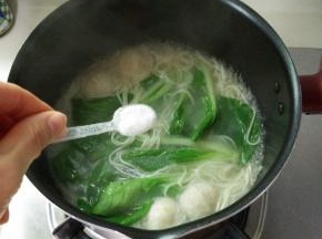 加入盐调味