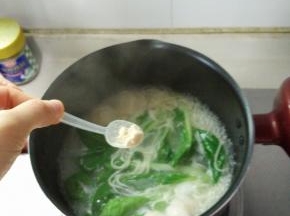 加入适量的鸡粉