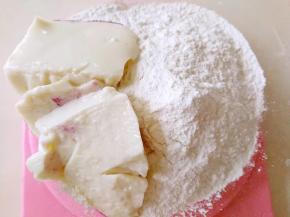 豆腐和糯米粉放在容器里面