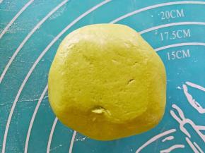 一份加入抹茶粉揉均匀