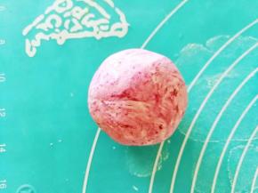 一份加入紫薯粉揉均匀