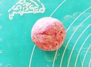 一份加入紫薯粉揉均匀