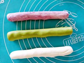 三色面包搓成长条