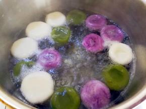 炉子上大火把水烧开，倒入豆腐汤圆，待汤圆全部浮上来就熟了，关火