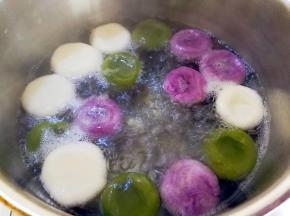 炉子上大火把水烧开，倒入豆腐汤圆，待汤圆全部浮上来就熟了，关火