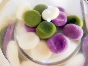 大一点的容器里面放适量的冷开水或矿泉水，把汤圆倒进去过一下冷水