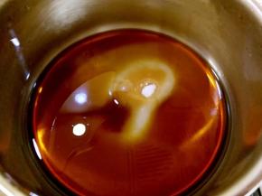 酱汁的所有材料放进奶锅里