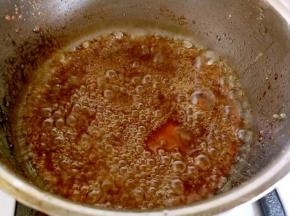 大火烧开后，开小火熬至粘稠关火