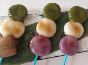 用刷子刷在汤圆串串上面