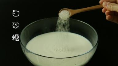 在纯牛奶中加入白糖。