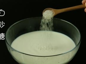 在纯牛奶中加入白糖。