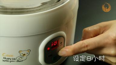 把混好的液体放入酸奶机中，选择酸奶功能。经过6个小时，酸奶完成，放入冰箱冷藏一个小时左右，口感更好。
