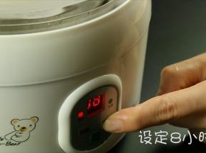 把混好的液体放入酸奶机中，选择酸奶功能。经过6个小时，酸奶完成，放入冰箱冷藏一个小时左右，口感更好。