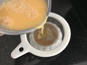 把蛋液过滤到蒸蛋盅里（过滤后蒸出来会更加细腻柔滑，不要偷懒哟，过2-3遍更好）