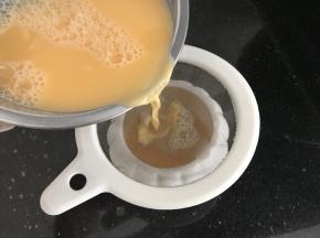 把蛋液过滤到蒸蛋盅里（过滤后蒸出来会更加细腻柔滑，不要偷懒哟，过2-3遍更好）