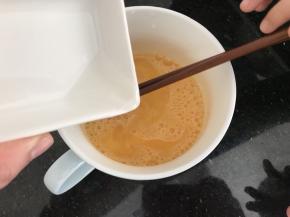 再加入温水（水和蛋液的比例约2:1）搅拌均匀备用