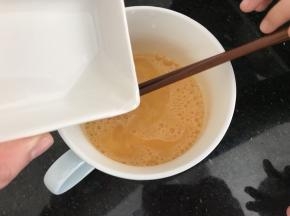 再加入温水（水和蛋液的比例约2:1）搅拌均匀备用