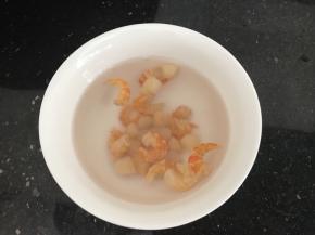 瑶柱虾米洗净用温水泡软备用