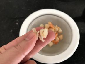 宝宝吃的话，瑶柱可以捏碎，这样也更好释放香味
泡软后把瑶柱虾米的水不要倒掉，留下加入蛋液味道很鲜美哟