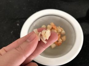 宝宝吃的话，瑶柱可以捏碎，这样也更好释放香味
泡软后把瑶柱虾米的水不要倒掉，留下加入蛋液味道很鲜美哟