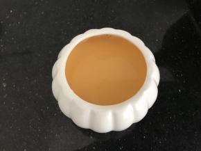 把泡沫也过滤了，非常顺滑的
蒸锅里水开后再把蛋液放进去蒸哟！
记得加盖子以防蒸气水滴入影响成品，没有盖子可以随便找个盘子代替吧