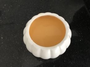 把泡沫也过滤了，非常顺滑的
蒸锅里水开后再把蛋液放进去蒸哟！
记得加盖子以防蒸气水滴入影响成品，没有盖子可以随便找个盘子代替吧