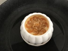 蒸至约5分钟，蛋液表面凝固时把炒香的瑶柱虾米放在上面，再盖上盖子蒸约10分钟
