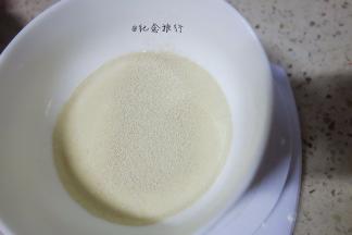 准备10g温牛奶加入酵母，这个水不能太烫40度以内