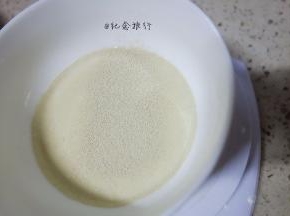 准备10g温牛奶加入酵母，这个水不能太烫40度以内