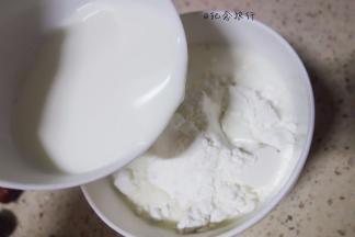 将剩下的175f牛奶倒入面粉里，如果一岁以内的孩子请使用配方奶或者水