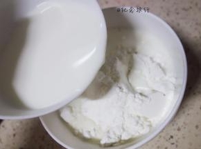 将剩下的175f牛奶倒入面粉里，如果一岁以内的孩子请使用配方奶或者水