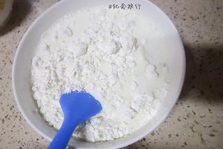 用勺子搅拌均匀