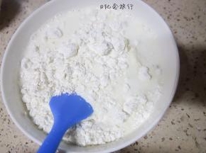 用勺子搅拌均匀