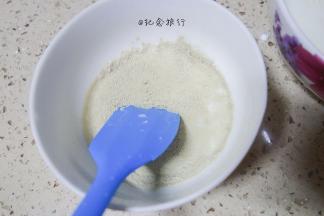 用勺子混合均匀倒入面粉里