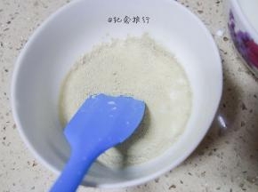 用勺子混合均匀倒入面粉里