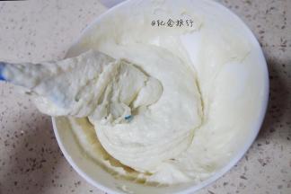 看一下是这个状态，非常粘稠但是不会滴落那种很稀的状态，每种面粉吸水性略有区别，你可以根据面糊的状态适当增减奶量