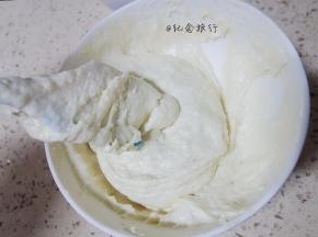看一下是这个状态，非常粘稠但是不会滴落那种很稀的状态，每种面粉吸水性略有区别，你可以根据面糊的状态适当增减奶量