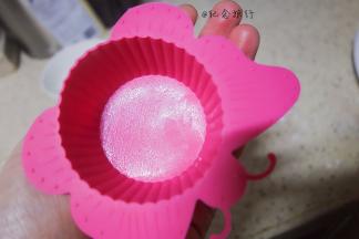 准备硅胶模具，你也可以用耐高温的玻璃盒等，涂上一层油防粘