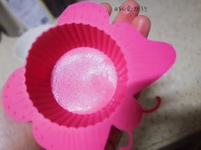 准备硅胶模具，你也可以用耐高温的玻璃盒等，涂上一层油防粘