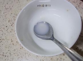 准备一小碗水一个勺子备用