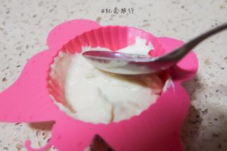 用勺子粘一点水，然后用勺背轻轻将发糕弄平整，这样做好之后会比较漂亮