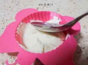 用勺子粘一点水，然后用勺背轻轻将发糕弄平整，这样做好之后会比较漂亮