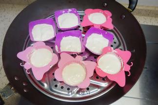 锅里放上60度左右的水，摸上去有点烫手的那种，放上发糕盖上盖子发酵