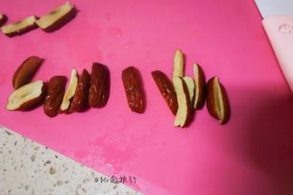 准备一些红枣去核切丝，摆在发糕上