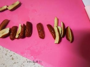 准备一些红枣去核切丝，摆在发糕上