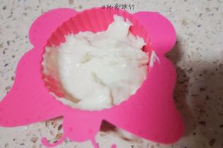 将面糊用勺子勺进模具里，大概是模具一半的量