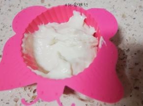 将面糊用勺子勺进模具里，大概是模具一半的量